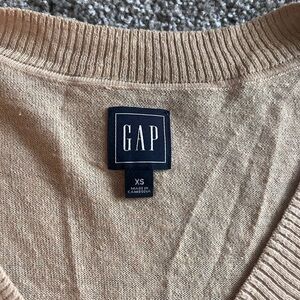 GAP Lightweight vneck sweater
